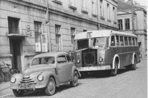 Autobus MAVAG i samochód dyrekcji Skoda 101, 1955 r.