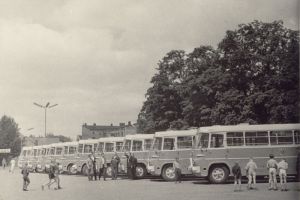 Nowe autobusy Ikarus-60 na pl. Biegańskiego, 1956 r.