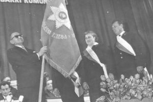 Wręczenie sztandaru przechodniego Ministra Gospodarki Komunalnej, 1968 r.