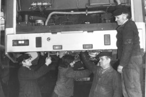 Demontaż silnika w autobusie "Berliet", 1980 r.